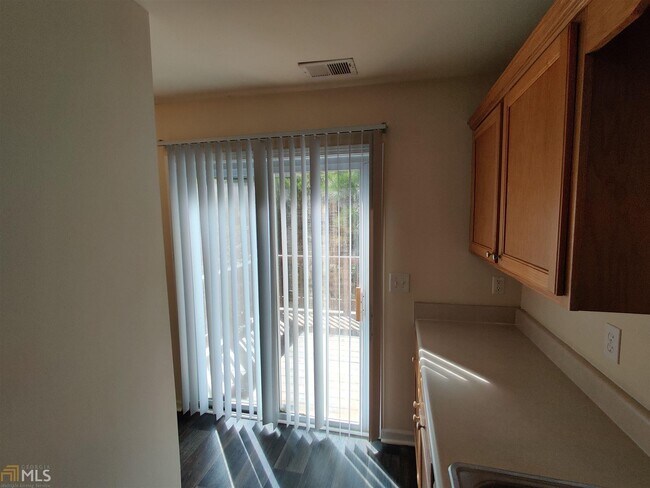 Building Photo - 300 Stonehaven Cir