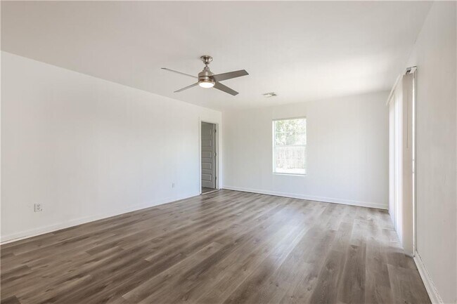 Building Photo - 1127 Swan Lake Rd