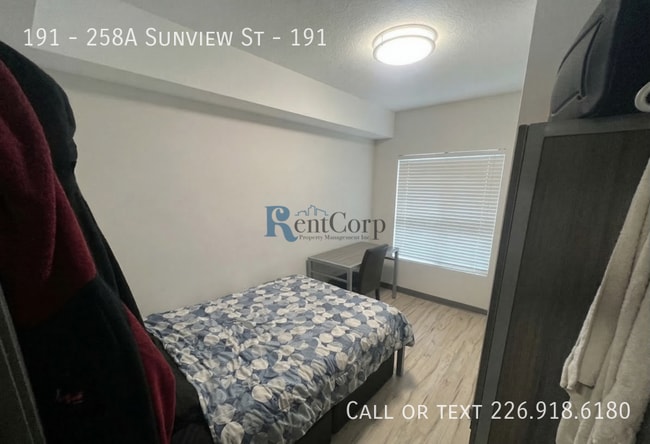 Building Photo - 258A-258A Sunview St