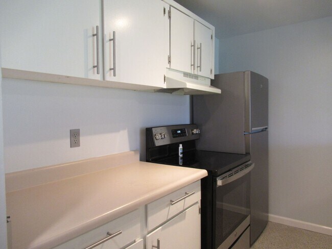 Building Photo - APPROVED APPLICATION -Ground Level, end un...