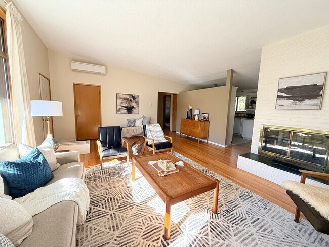 Building Photo - Charming 2 Bedroom Condo in SW Portland!