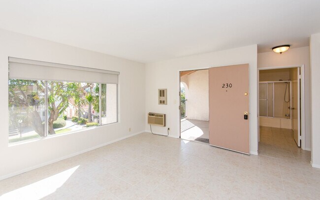 Building Photo - Cozy 1 Bedroom Condo in the Heart of Vista!