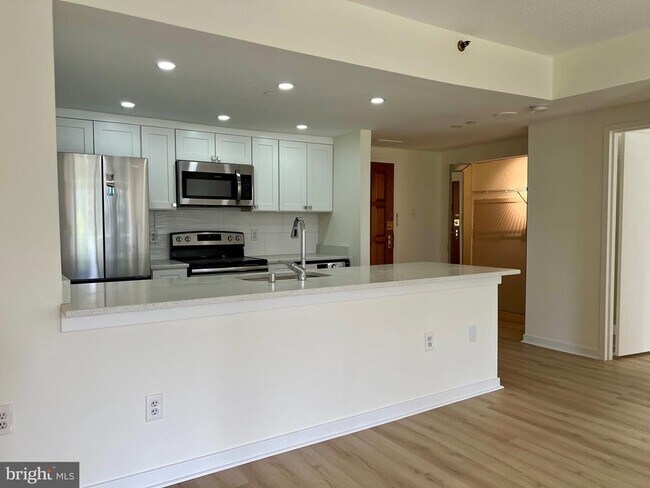 Building Photo - 1530 Key Blvd