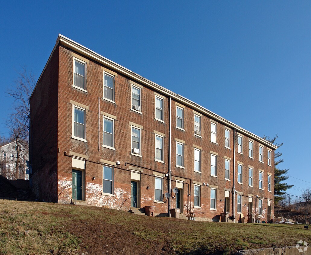 Primary Photo - 1661-1669 Montrose St