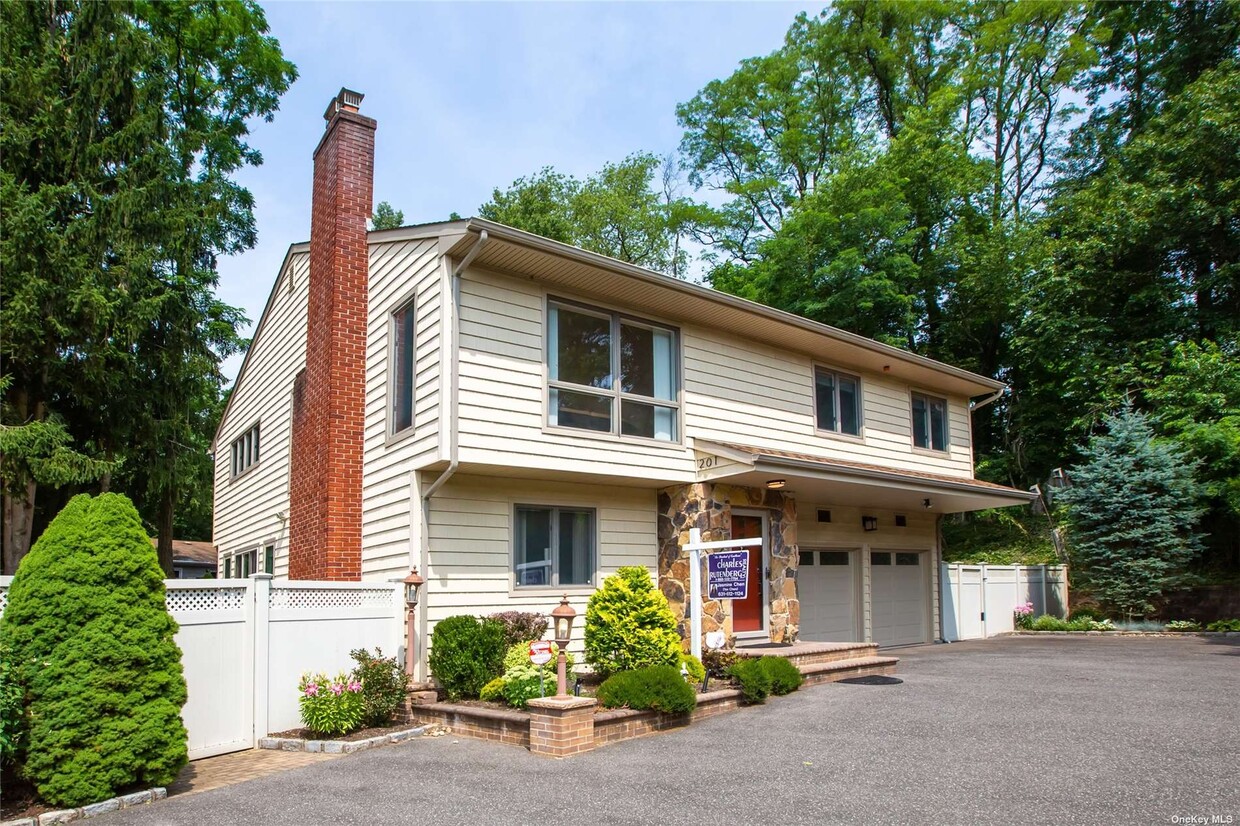 Primary Photo - 201 Woodbury Rd