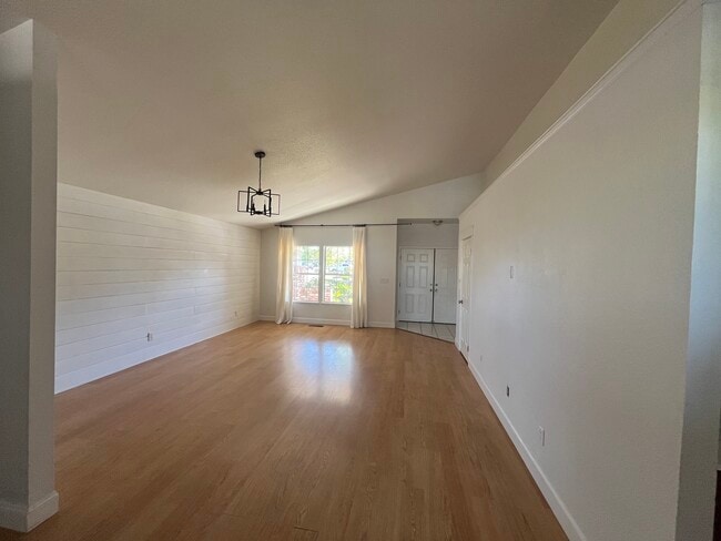 Foto del edificio - 705 Summer Cir