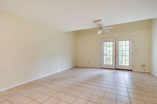 Foto del edificio - 1 bedroom and 1 bathroom in a 3x3 duplex STEPS AWAY FROM CAMPUS