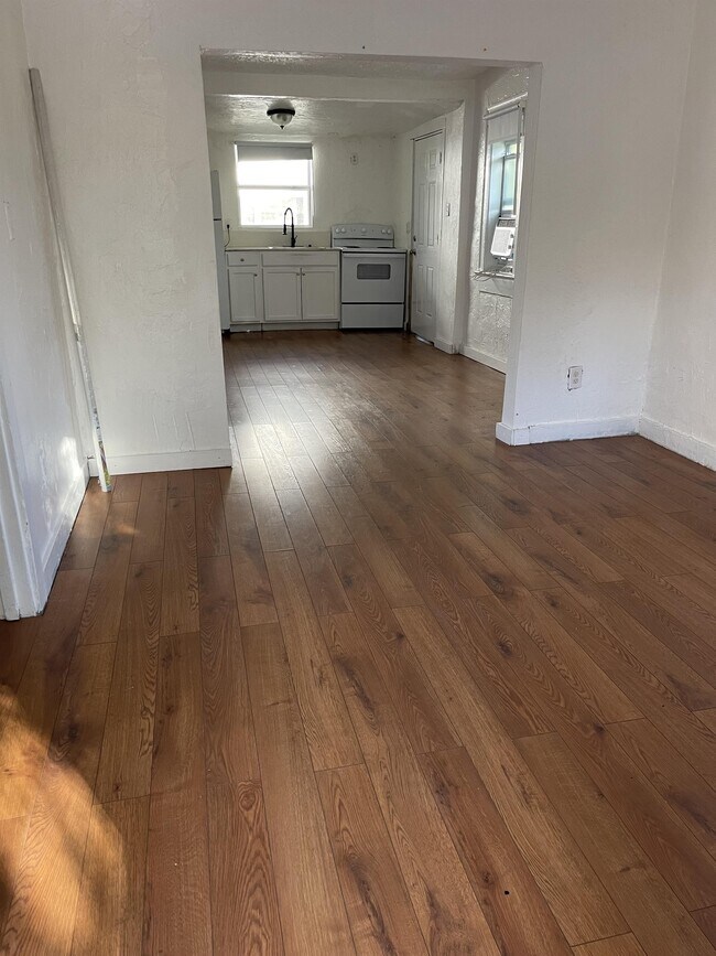 Building Photo - 550 Live Oak Ave