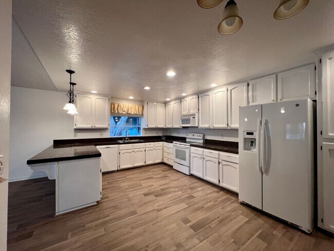 Foto del edificio - Gorgeous 3 Bed 2 Bath on the Lake with doc...