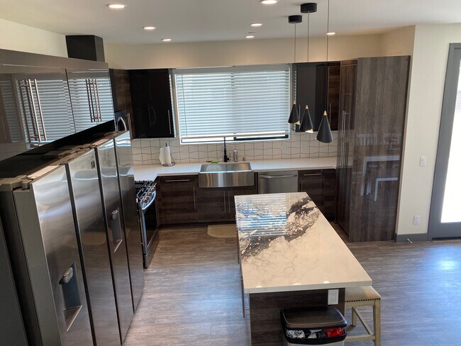 Building Photo - 8389 Dunbarton Ave