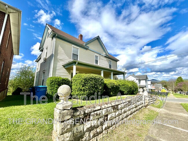 Building Photo - 642 Elm Ave SE