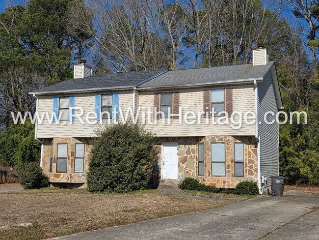 Foto del edificio - Amazing 3 bedroom, 2.5 bath townhome/ Great Roommate Floorplan / Great Location