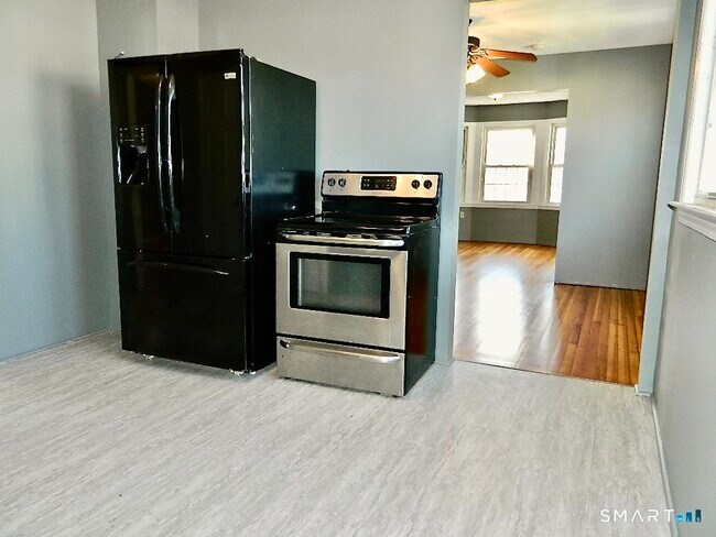 Building Photo - 37 Elm St