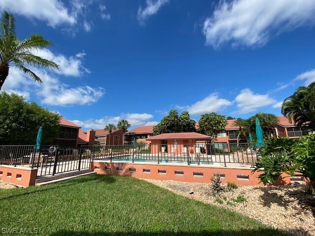 Foto del edificio - 110 Cypress Way E