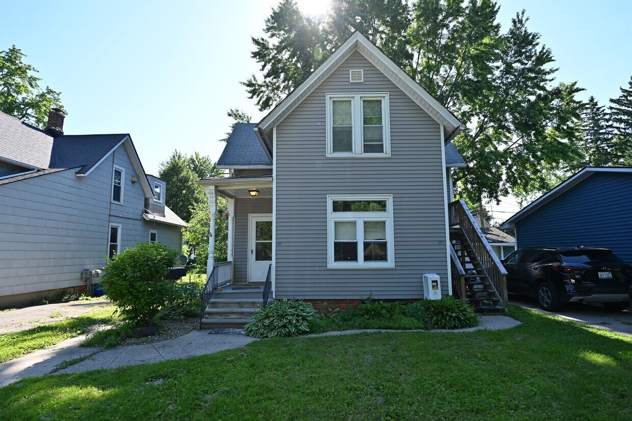 Primary Photo - 69 Miller St