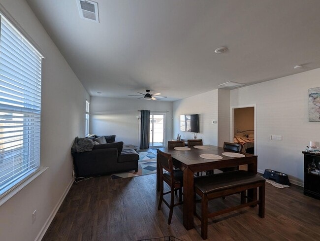 Foto del edificio - 938 Woodside Creek Ln