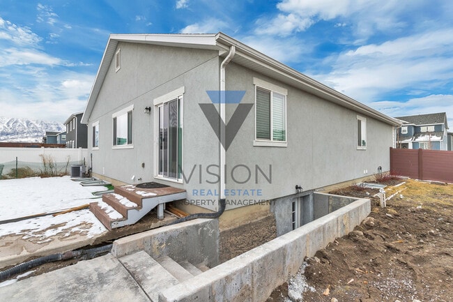 Building Photo - 173 E 460 N
