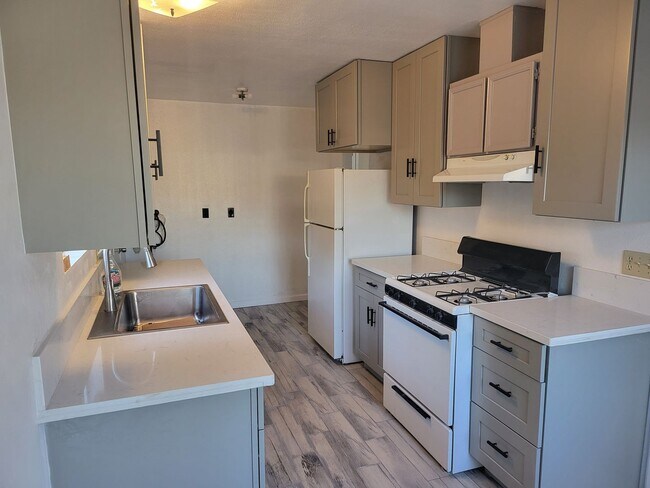 Foto del edificio - All Upgraded, Small Yard, Garage - AVAILABLE NOW!!