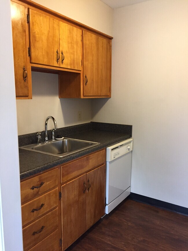 La imagen no muestra que todos los electrodomésticos sean nuevos. - 47 Delta Ave