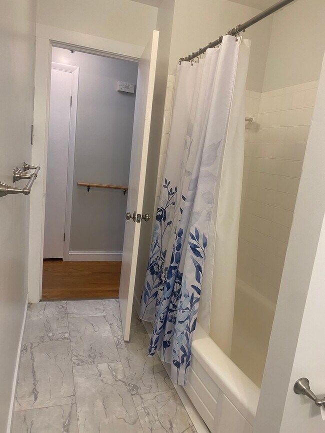 Foto del edificio - 3 bedrooms 2 baths, Split Level in the loc...