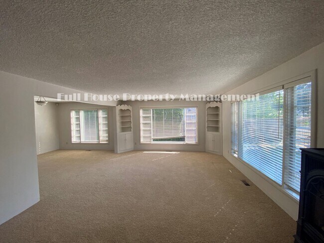 Building Photo - 4 br, 2 bath House - 2303 Oakway Terrace