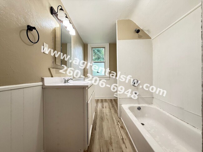 Foto del edificio - 2411 Fox Ave