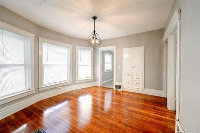 Foto del edificio - 117 W Ellsworth Ave