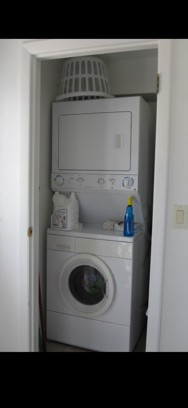 Building Photo - 552 Polar Ct