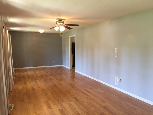 Building Photo - Freshly Updated Brick Ranch on Spacious Co...