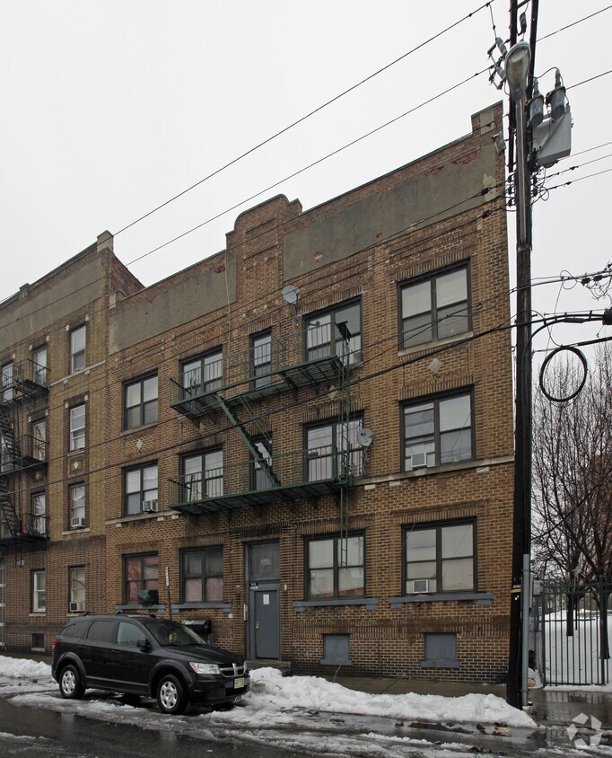 Foto del edificio - 92-94 Storms Ave