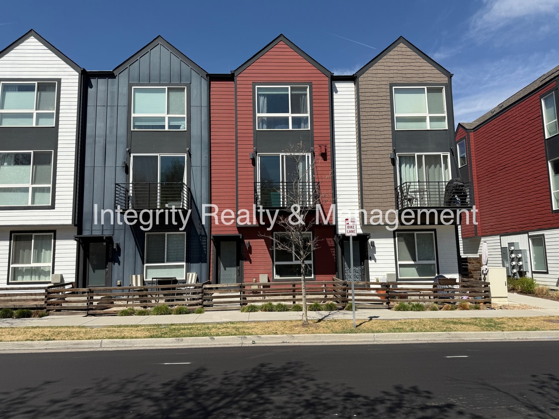 Photo - 3 Bed/2.5 Bath, 1294 Sqft - 5557 W 10th Ave Lakewood, CO 80214