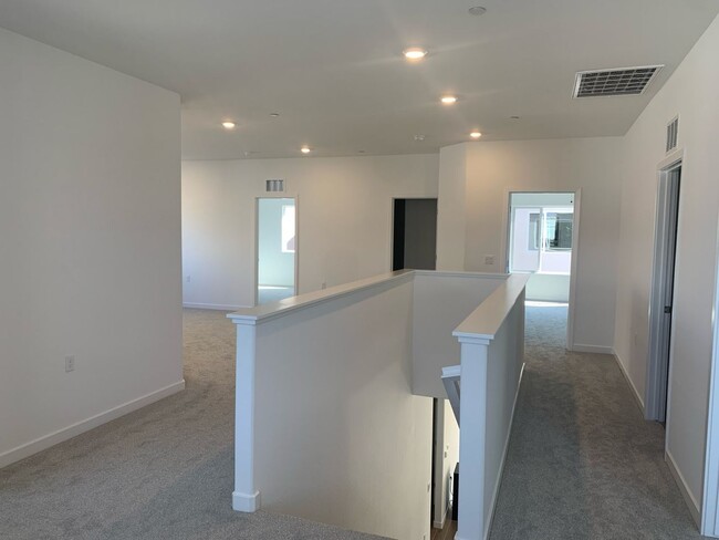 Foto del edificio - 5 bedroom 4 bath availble now in The Ranch...