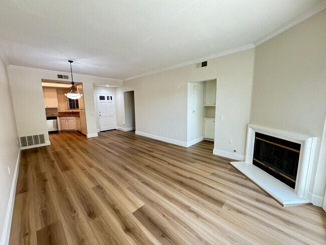 Foto del edificio - Immaculate 2Bd/2Ba Condo w/Brand New Floor...