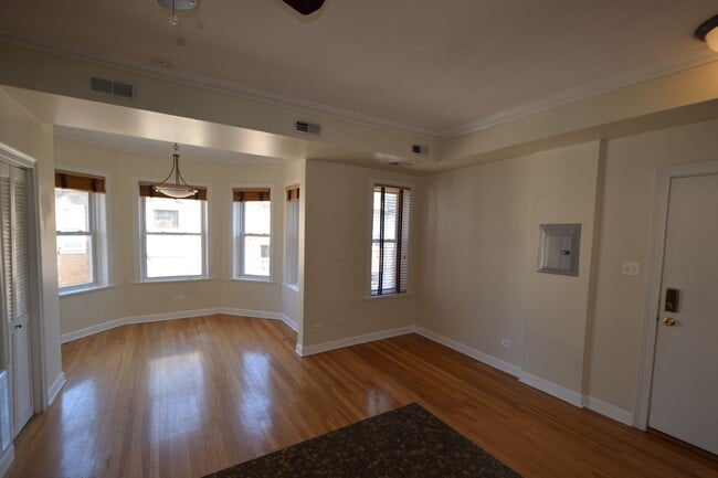 Photo - 879 W Cornelia Ave Apartment