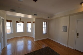 Building Photo - 879 W Cornelia Ave