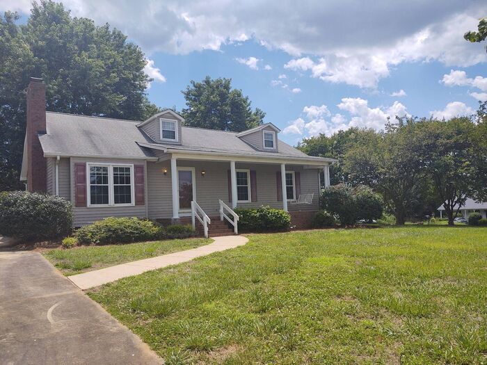 Foto principal - 3 Bedroom 2 Bath House Available! Pet Frie...