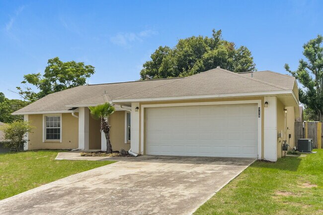 Foto del edificio - 918 Palm Forest Ln