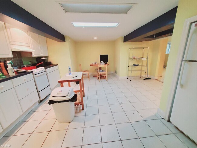 Foto del edificio - 1 br, 1 bath Condo - 82 Archer Ln Apt 1