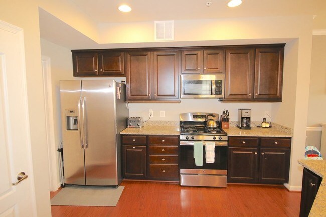 Building Photo - Stunning TH in Dane Ridge