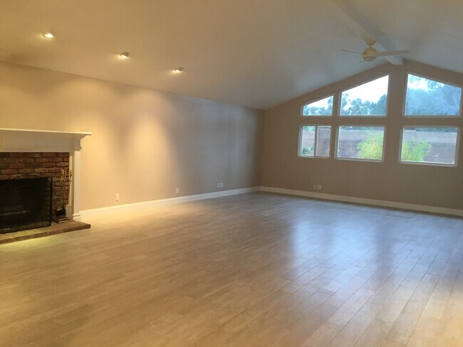 Foto del edificio - Single Story 3 Bedroom 2.5 Bath Home,