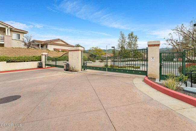 Foto del edificio - 453 Country Club Dr