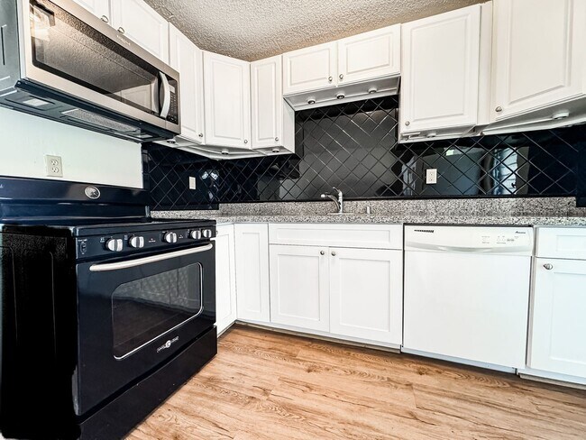 Building Photo - Updated & Breezy 2/1 Mililani Valleyview