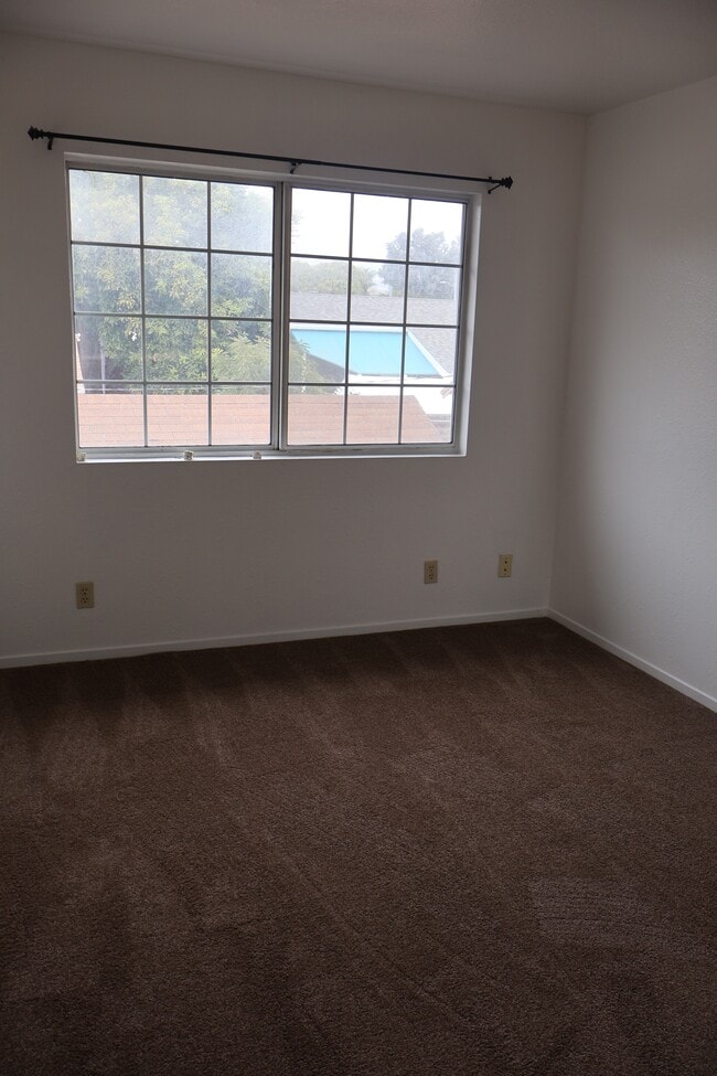 Building Photo - 571 S Evergreen Dr