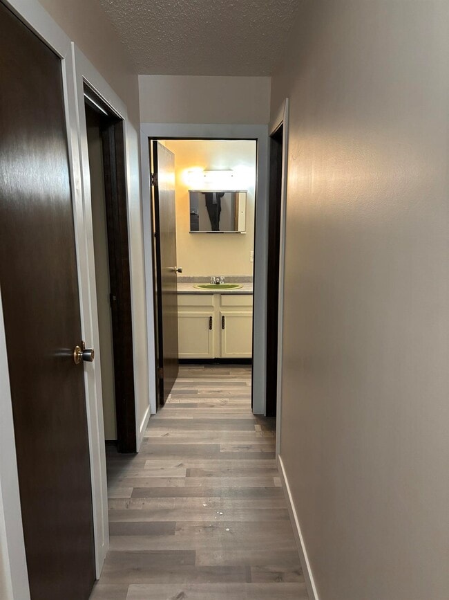 Building Photo - 2 Bed 1 Bath Unit in Grande Cache, AB
