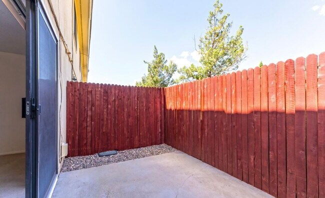 Foto del edificio - 1246 N Barzona Ave