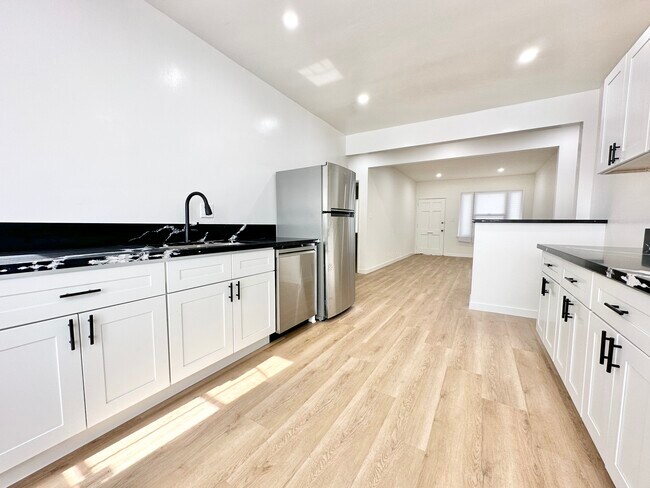 Foto del edificio - 7120 Willoughby Ave