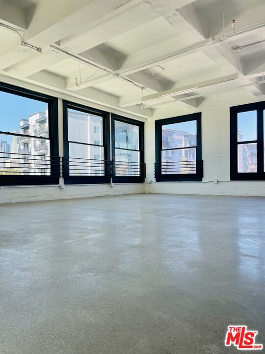 Building Photo - 810 E 3rd St