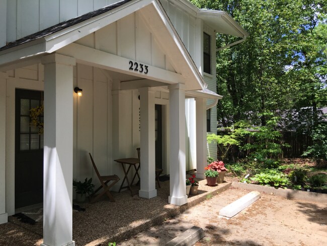 Building Photo - 2231 E Oaks Dr