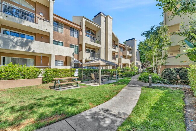 Building Photo - 21450 Burbank Blvd