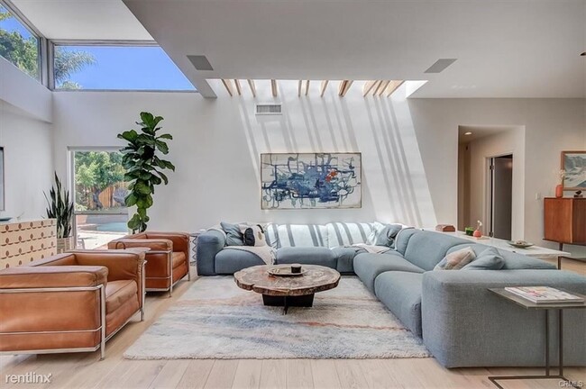 Foto del edificio - 5 br, 4 bath House - 4938 Calvin Ave